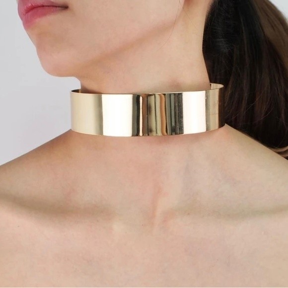 Jewelry - Gold color choker necklace